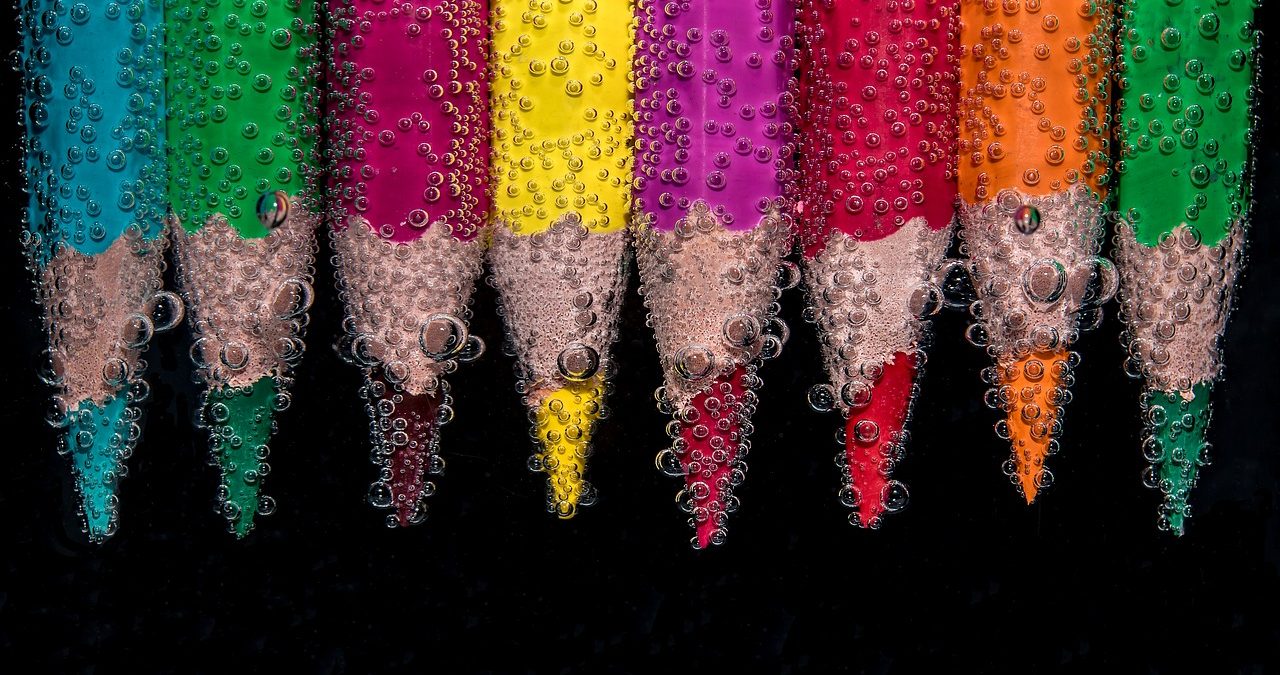 Lápices de colores y burbujas